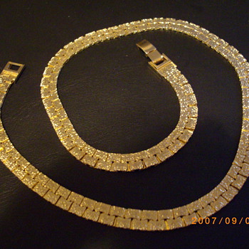 Gold Tone Reversable Necklace