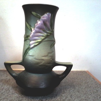 Roseville "Freesia" Vase 119-7 in Tropical Green / Circa 1945