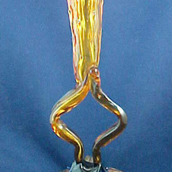 KRALIK "FROG LEGS" BICOLOR THORN VASE - Art Glass