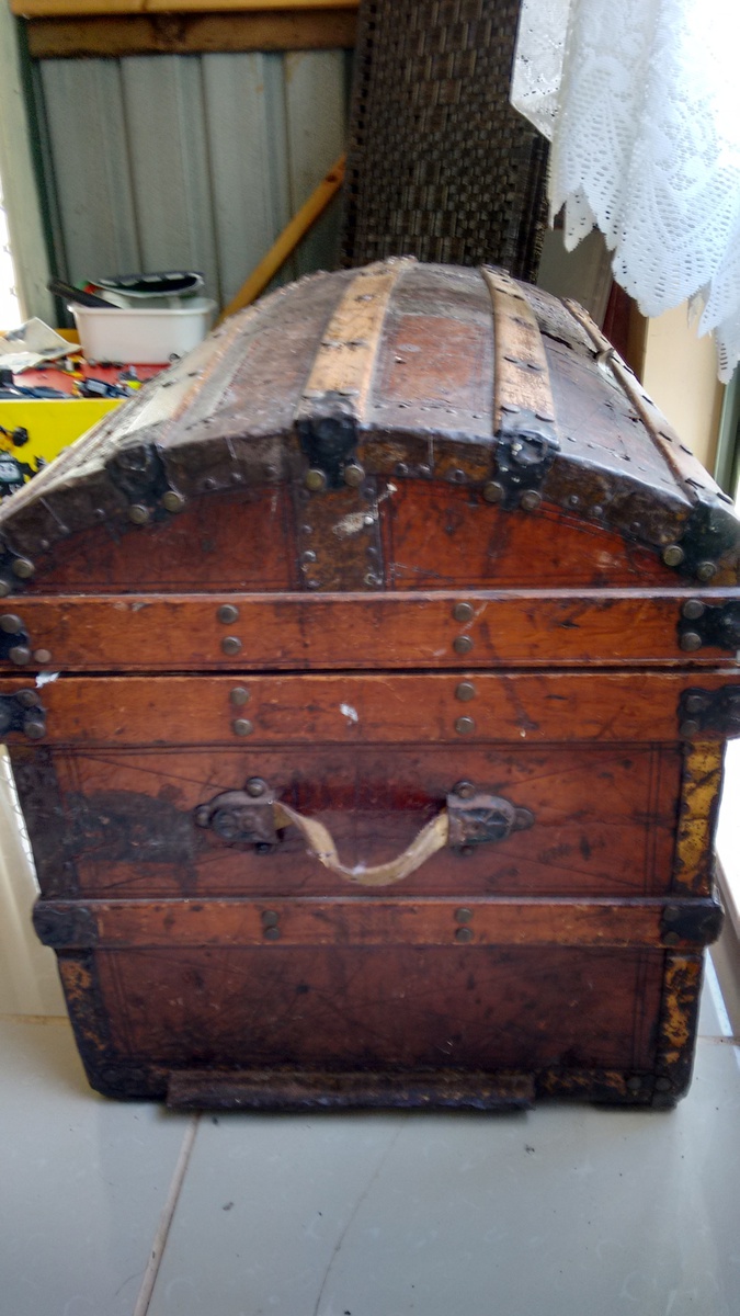 Round top wooden trunk HELP ) Collectors Weekly