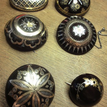 Piqué juwelry with gold and silver inlaid figures in turtle