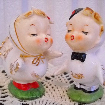 THANKSGIVING KISSING BOY & GIRL TURKEY SALT & PEPPER SHAKERS