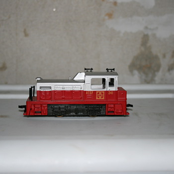HO Scale Train Engine