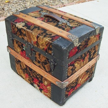 Small Carpet Covered Trunk, F.W.Gromm, Denver - Furniture
