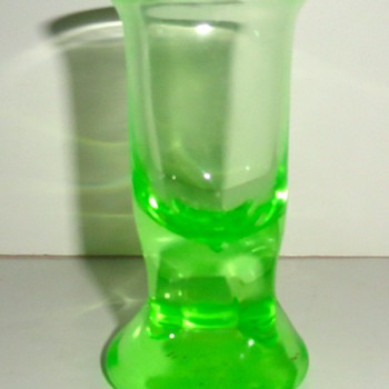 KRALIK AND VASELINE GLASS: FUN WITH A UV LIGHT II - Art Glass