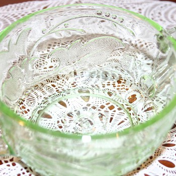 Small Green Glass Bowl - Need help identifying please :) - Glassware