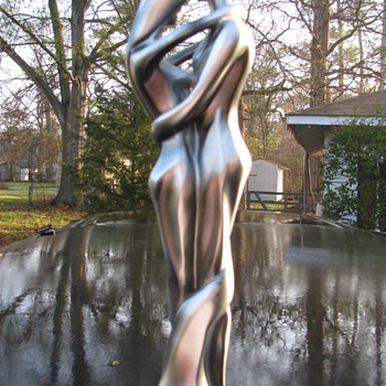 Flowing Statue of Embrace
