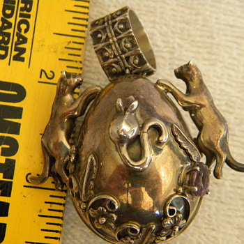 Egg with mouse and cat and topaz and amesyth - Fine Jewelry