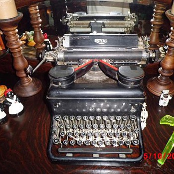 Royal Typewriter - Office