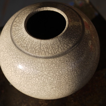 White Raku Round Vse - Art Pottery