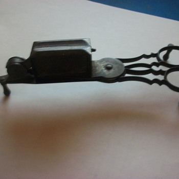 CAN SOME ONE TELL ME WHAT THIS ANTQUE IS ??..