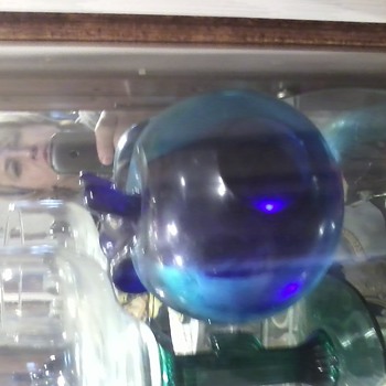Paper weight/bookmark and figurenes