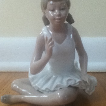 Nao "Attentive Ballet" Figurine - China and Dinnerware
