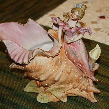 Victorian Woman Sitting On Sea Shell - Figurines
