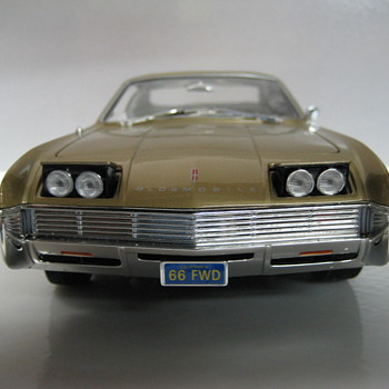 1966 Oldsmobile Toronado Die-cast - Model Cars