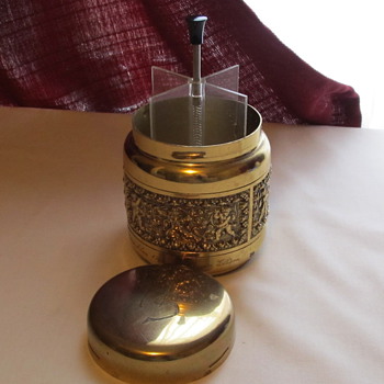 Vintage pop-up cigarette dispenser - engraved. Brass? - Tobacciana