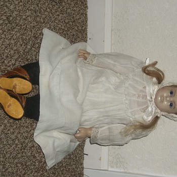 unidentified dolls / there are 4 or 5 more - Dolls