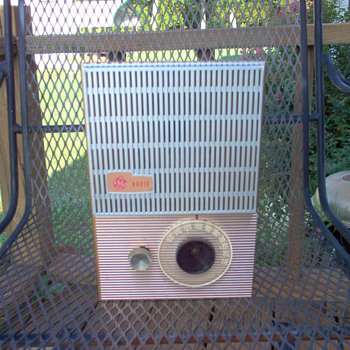 This is a GE tube radio model 495 - Radios