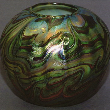 QUEZAL ART GLASS ROSE WATER VASE, circa 1901/1902