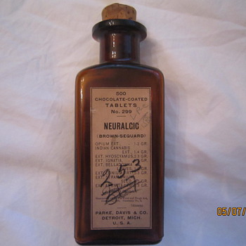 1919 Parke Davis Detroit Mich 500 Chocolate Coated Tablets Neuralgic Opium Cannabis Medicine Bottle - Bottles