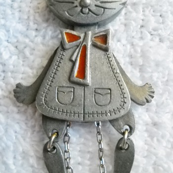 MOVABLE CAT PENDANT FROM ENGLAND