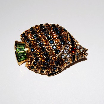 A beautiful rainbow of colors on this LiL' fishy... - Costume Jewelry