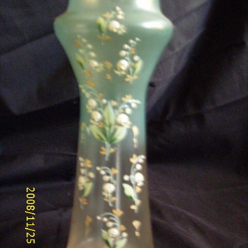 UNKNOWN VASE - Glassware