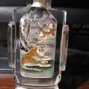 Chinese reverse painting of tigers inside glass snuff bottle
