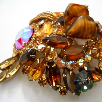 Close - up pictures of my vintage brooches - Costume Jewelry