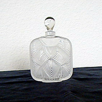 Lalique,signed on bottom - Bottles