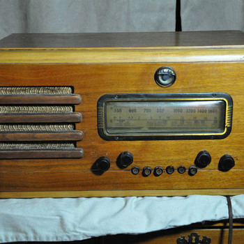 RCA Short Wave/AM Tube Radio - Radios
