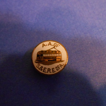 Reaching out to Pinback Collectors for Identification - Medals Pins and Badges