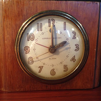 GE Model 7H162 Wooden Deco Clock - Art Deco