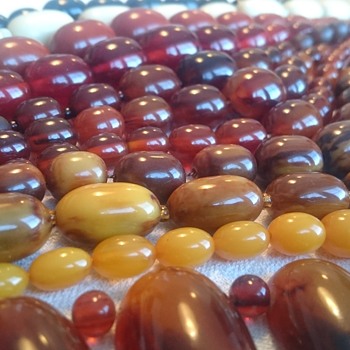 Celebrating vintage plastic jewelry - Costume Jewelry