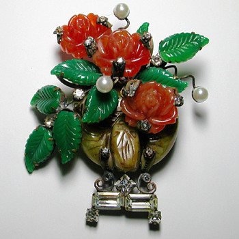 Sensational floral glass sculpture brooch. Signed LAWRENCE VRBA - Costume Jewelry