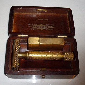 1922 Gillette safety razor w/box & blade case.
