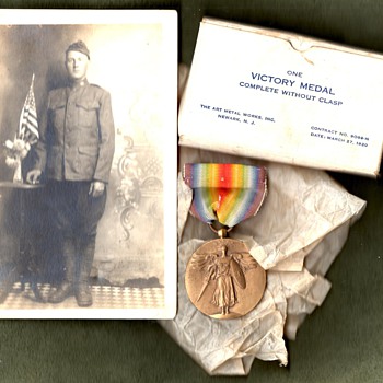 Plain US Victory medal with original box, and it's presumed owner - Military and Wartime