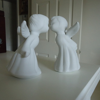 KISSING ANGELS - Art Pottery