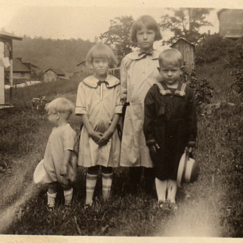 More pics of my Mom and her siblings - Photographs