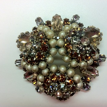Schreiner Brooch - curious about it...