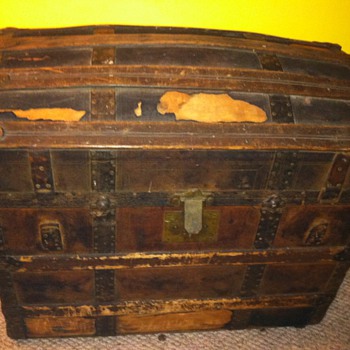 Dome Chest with Heloise-Leloir Images