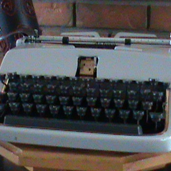 1958 Underwood Deluxe Portable typewriter - Office
