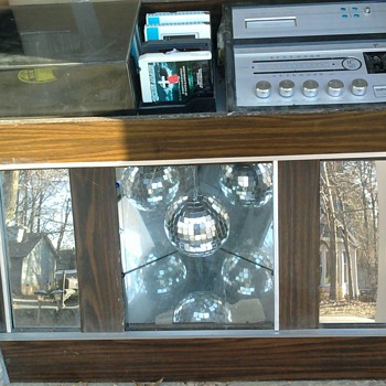 VINTAGE RECORD PLAYERS - Electronics