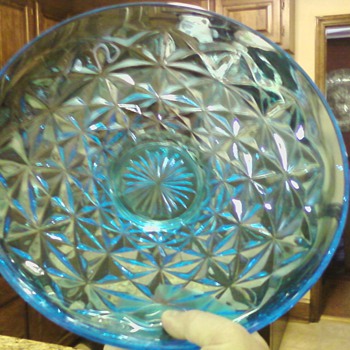 Please help me identify this bowl..... not sure who made it. - Glassware