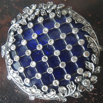Stunning enameled brooch with rose cut diamonds. - Fine Jewelry