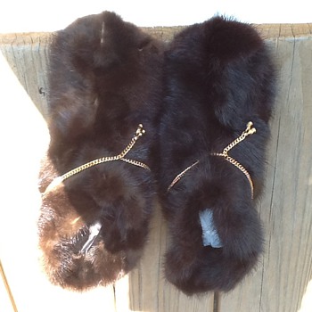 Vtg Oomphies appear to be fur with gold chain - Shoes