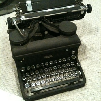 1937 Royal 10 Typewriter with serial number starting "KHY-"