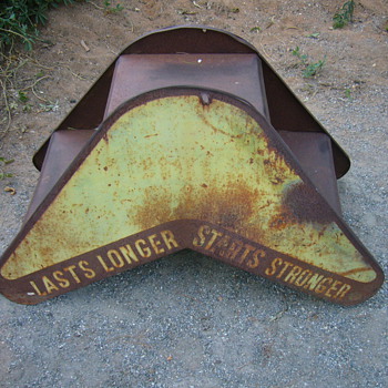 Boomerang shaped battery stand - Petroliana