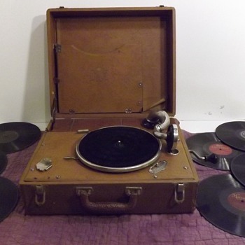 Antique Birch Crank Victrola Phonograph Record Player Suitcase 41A Boetsch Bros New York 