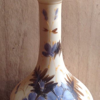 Ivory coloured glass vase - Art Glass